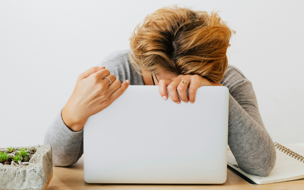 Frau ist frustriert am Laptop